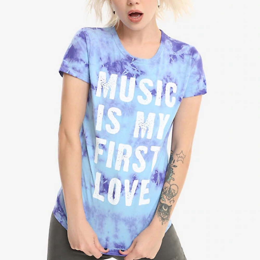 Music shirt kinda grungey 🖤